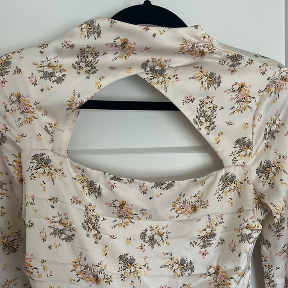 Graceful Bloom: Mock Neck Chiffon Flower Dress - Picture 3 of 7